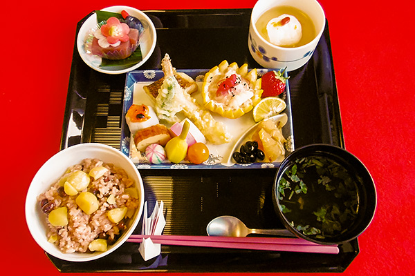 季節折々のバイキングや歳時食、選択メニューなど